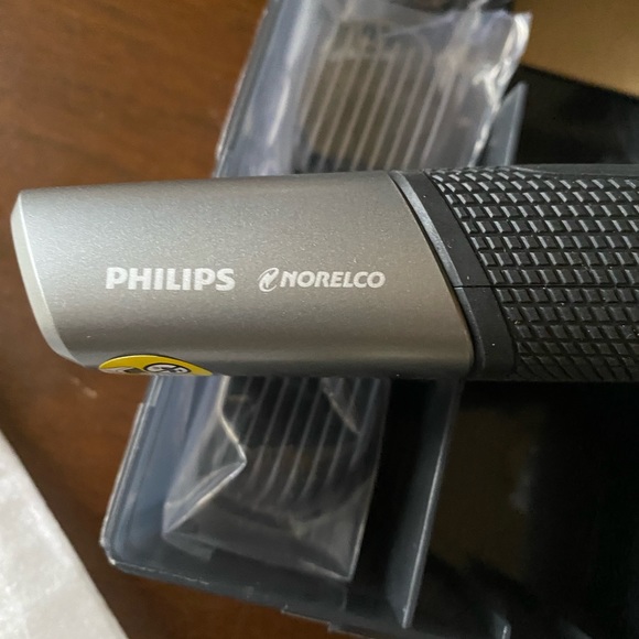 Philips Norelco MG5760/40 - Multigroom Razor Kit with Storage Case OPEN BOX - Picture 5 of 16